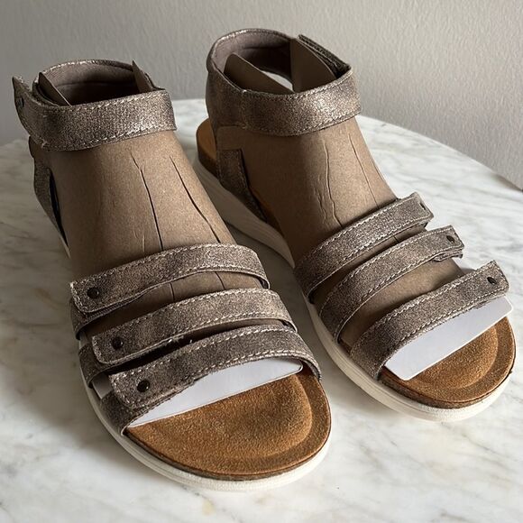 Clarks April Dove Sandals in Platinum, 6.5, New in Box, Velcro ankle strap - Picture 3 of 6